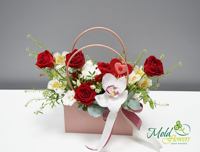 Gentuța cu trandafiri roșii și orhidee albă foto